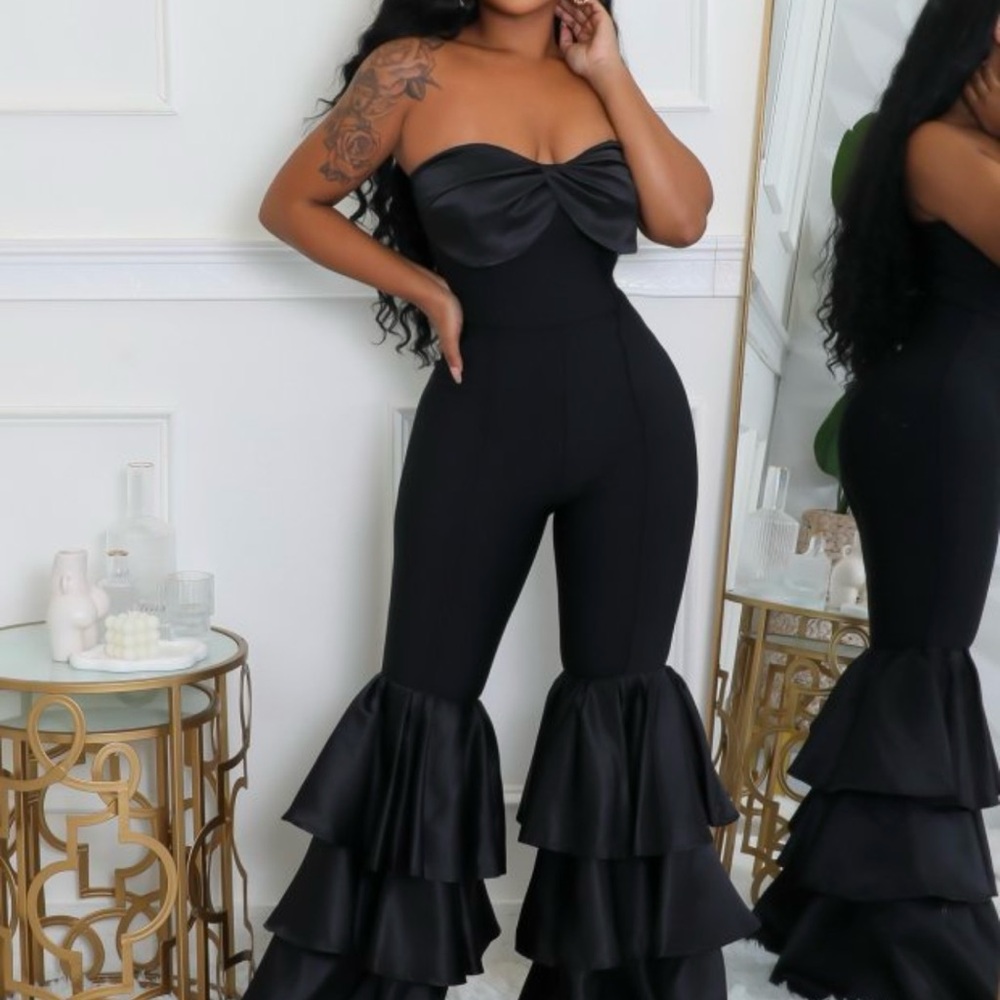 Elegant Black Strapless Jumpsuit with Ruffle Hem